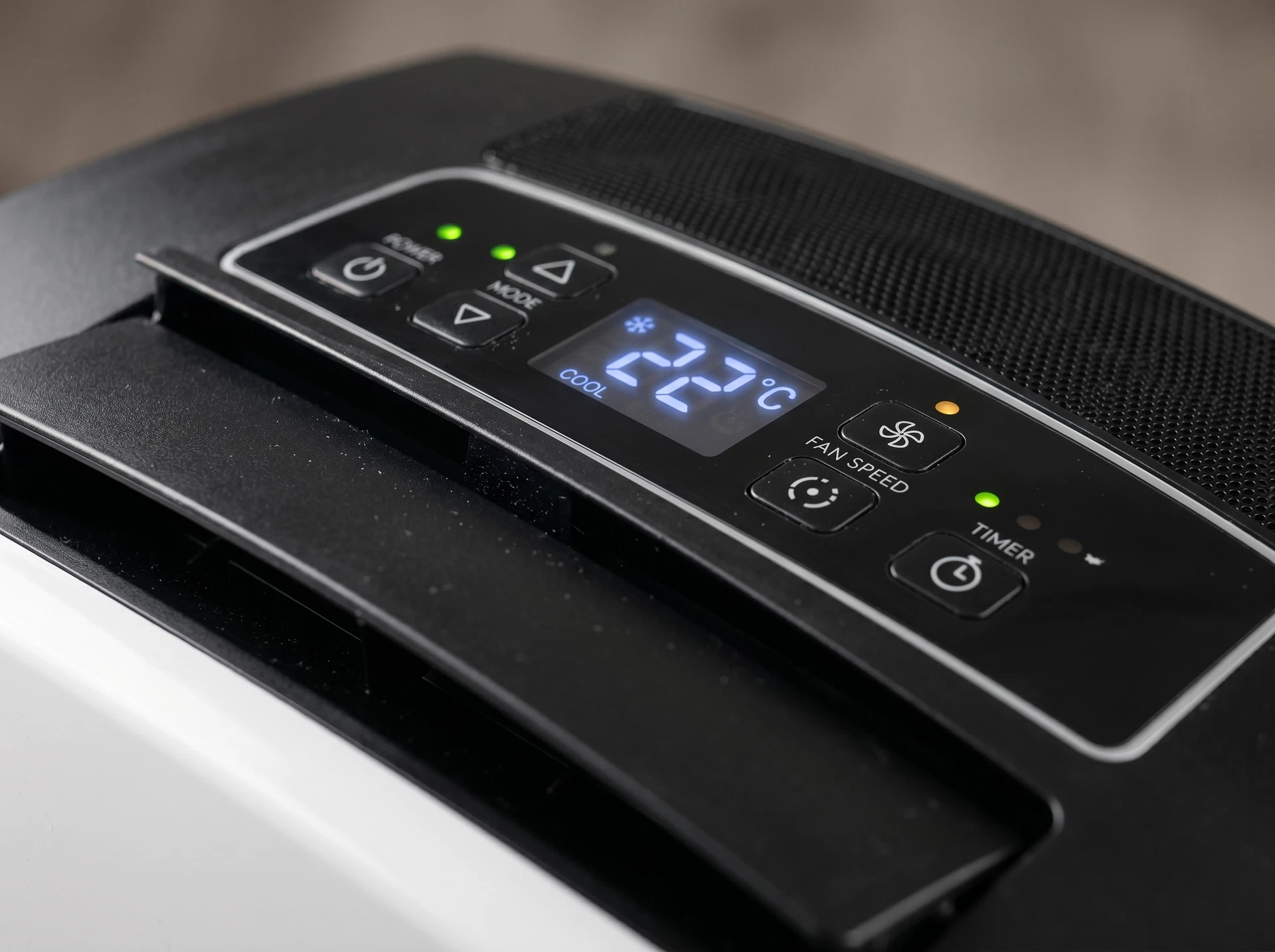 Electrolux EACM-18 HP/N3 установленный в интерьере — мобильная конфигурация у окна