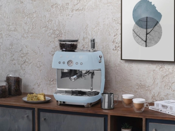 Smeg EGF03PGEU кофемашина в интерьере кухни панель управления механическая