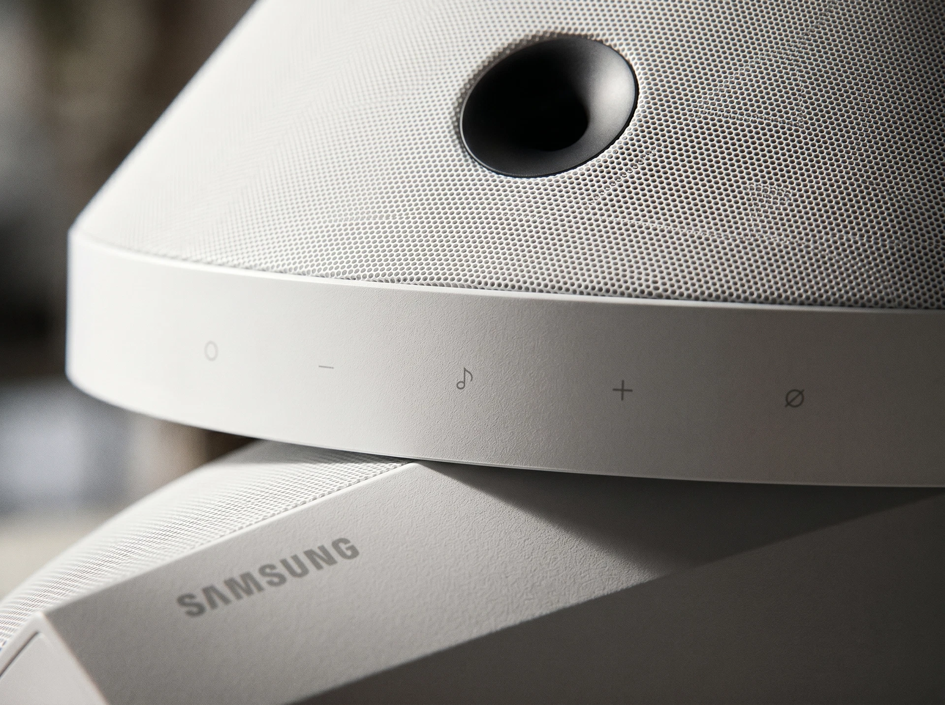 Samsung HW-LS51H дизайн — горизонтальный саундбар в интерьере