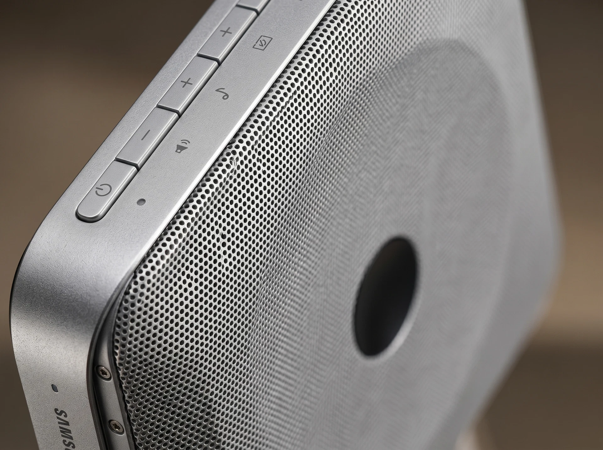 Samsung HW-LS71H в интерьере — минималистичный дизайн без кабелей на виду