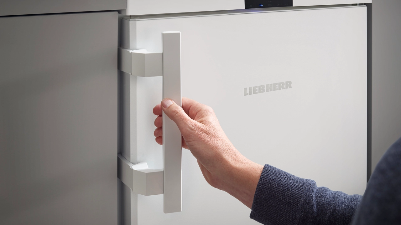 Liebherr Rci 1620-20 001 металлическая ручка двери — удобство захвата