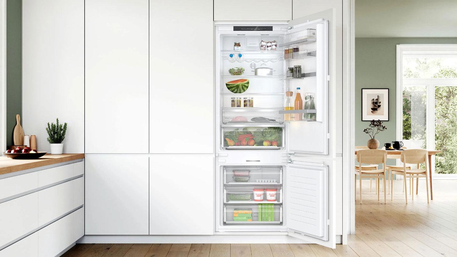 Bosch KBN96ADD0 встраиваемый холодильник открытые дверцы организация полок с продуктами