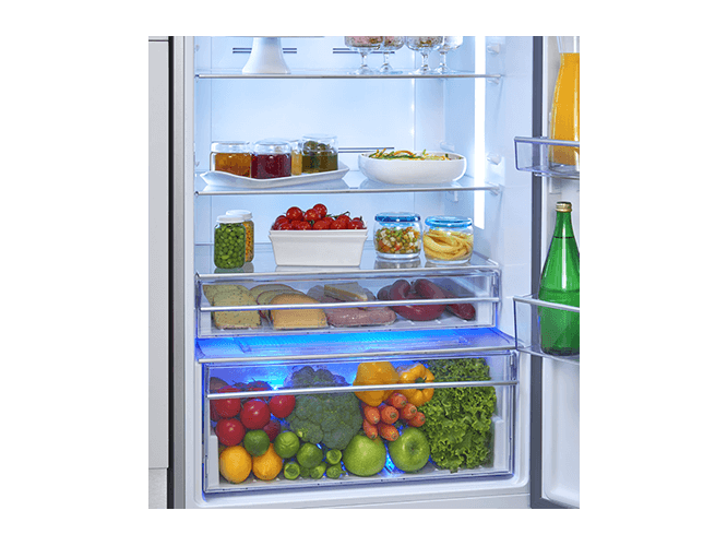 Beko B1RCSK272W открытая холодильная камера с LED-подсветкой и продуктами на полках