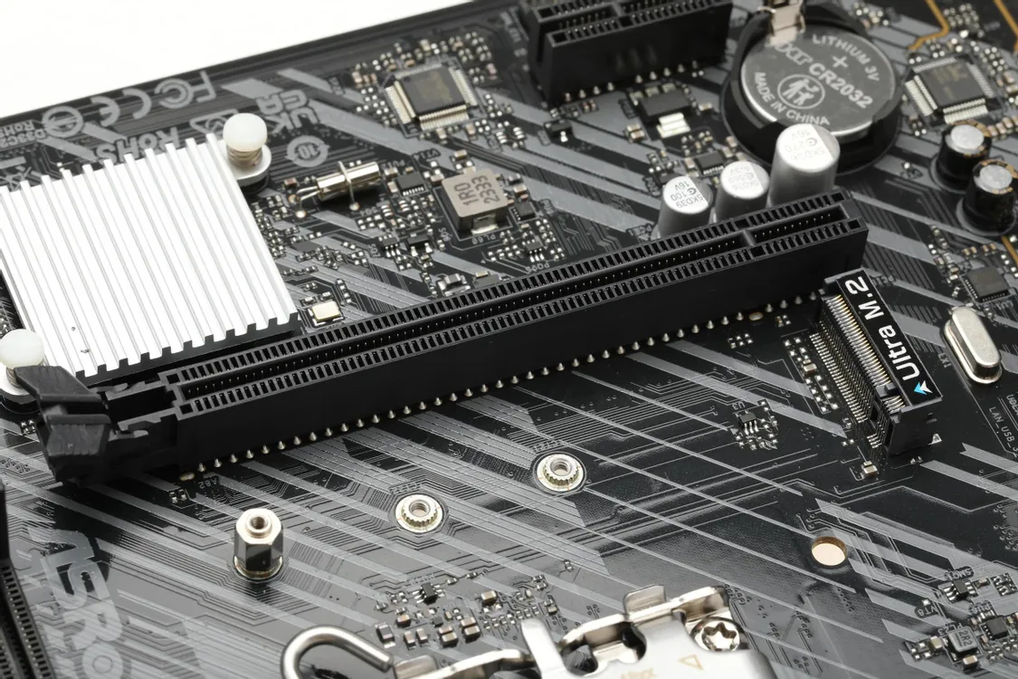 ASRock H610M-H2/M.2 D5 крупным планом — слоты DDR5, разъём M.2 и цепи питания