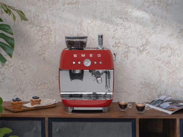 Smeg EGF03CREU рожковая кофемашина с паровым краном вид спереди