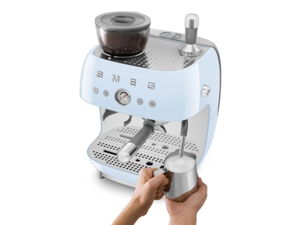 Smeg EGF03CREU встроенная кофемолка портафильтр в руках термоблок