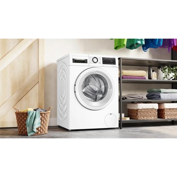 Bosch WNA134L0SN вид сбоку — компактный корпус с рельефной поверхностью в интерьере прачечной