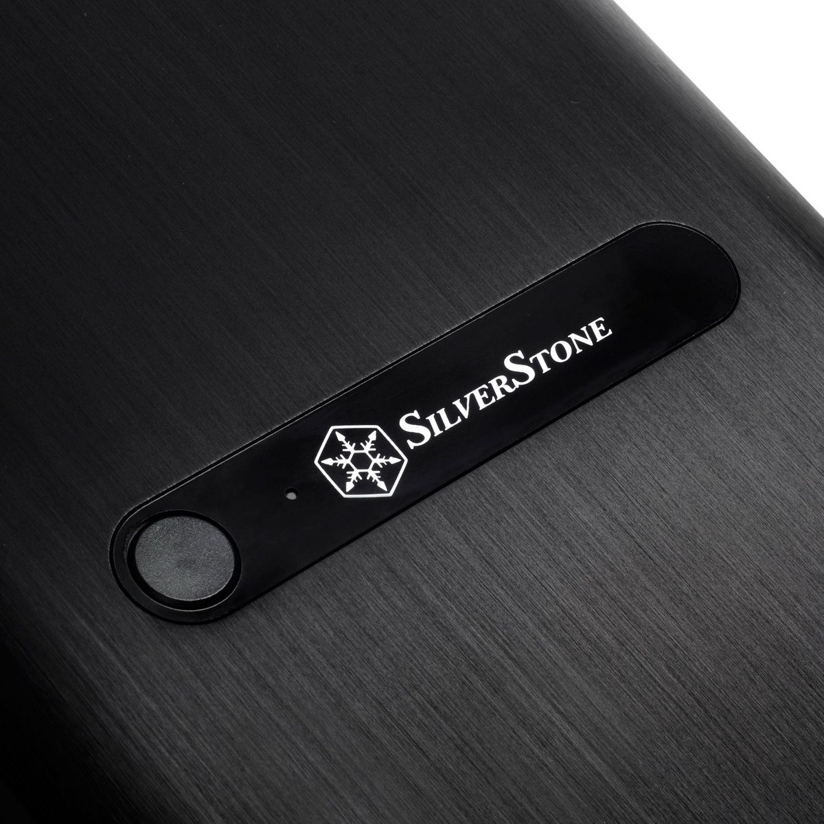 SilverStone SST-DS380B логотип и кнопка питания крупный план металлическая фактура фронтальной панели