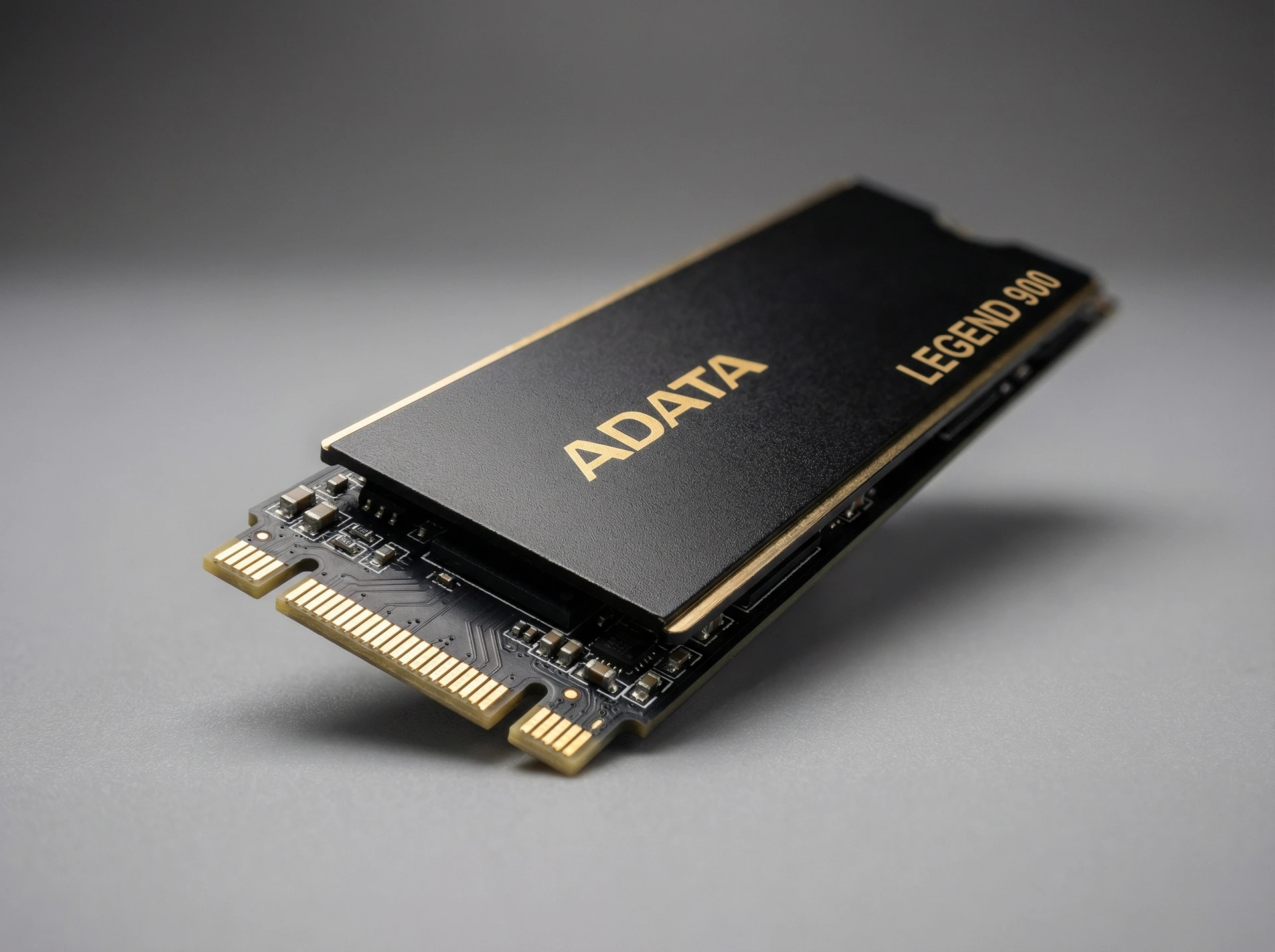 ADATA Legend 900 1 ТБ — накопитель M.2 2280 на фоне компонентов ПК, демонстрация компактности