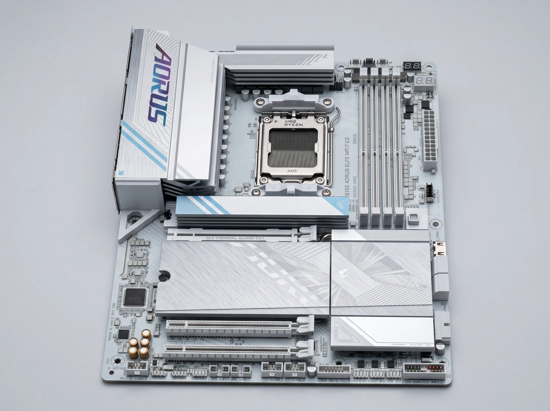Материнская плата Gigabyte X870e Aorus Elite Wifi7 Ice, Socket AM5, AMD X870E, ATX, RTL - фото в интерьере