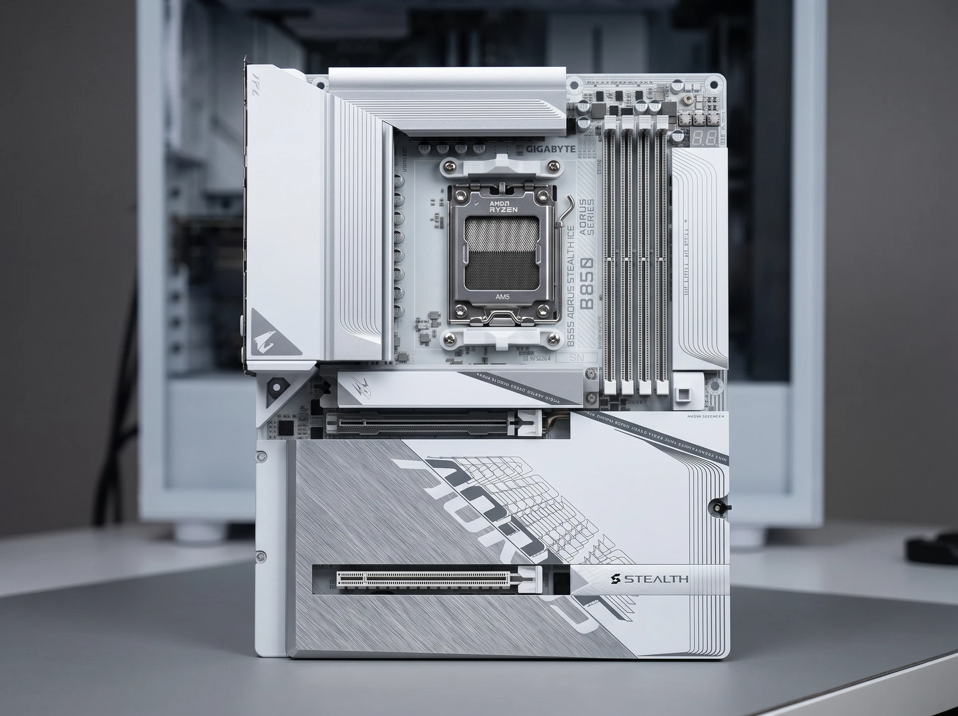 Материнская плата Gigabyte B850 Aorus Stealth Ice, Socket AM5, AMD B850, ATX, RTL - фото в интерьере