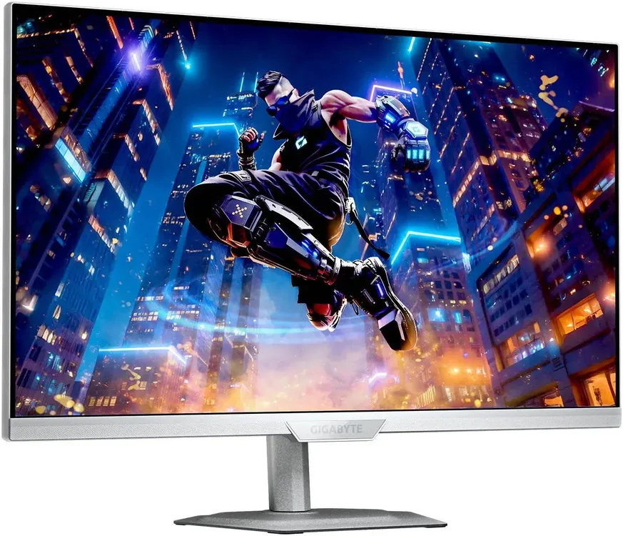 Gigabyte M27UP ICE вид спереди — игровая сцена на IPS 4K экране с белым корпусом