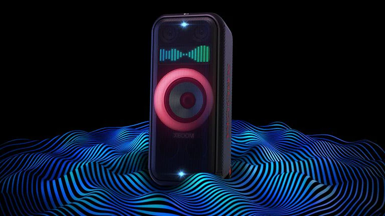 LG XBOOM XL7S в бесконечном пространстве. На колонке включена красная подсветка НЧ-динамика и двойная стробоскопическая подсветка. Над динамиком показан звуковой эквалайзер. От нижней части динамика исходят звуковые волны, символизирующие глубину низких частот.