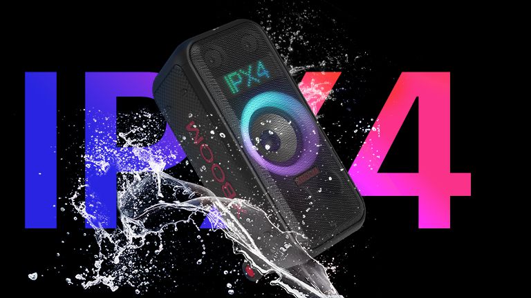 Вид колонки по диагонали. Чтобы подчеркнуть соответствие требованиям IPX4, на изделие распыляется вода. Сзади для дизайнерских целей написано слово «IPX4».