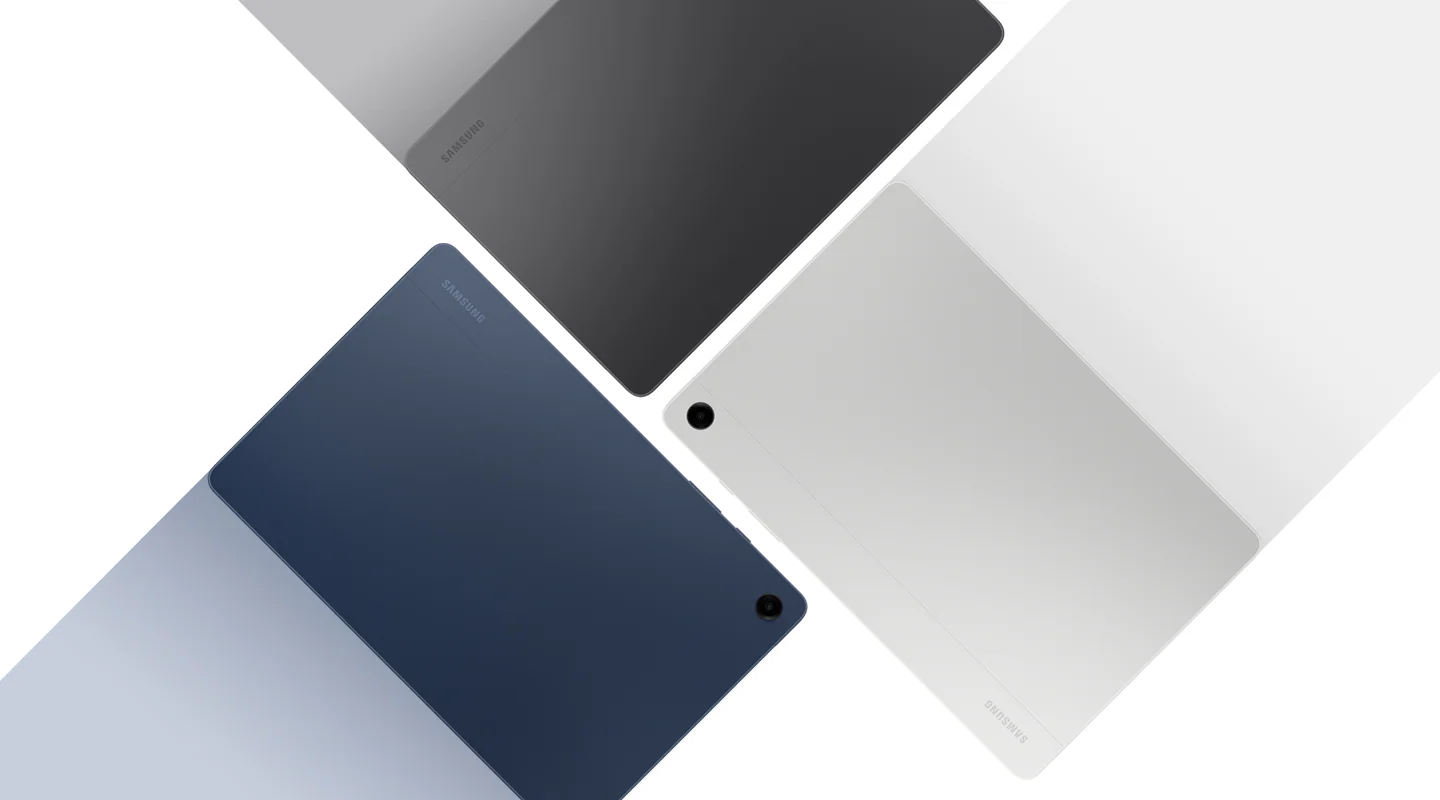 Galaxy Tab A9+ цвета &laquo;Графитовый&raquo;, &laquo;Серебристый&raquo; и &laquo;Темно-синий&raquo; расположены рядом друг к другу и показаны со стороны задней панели.