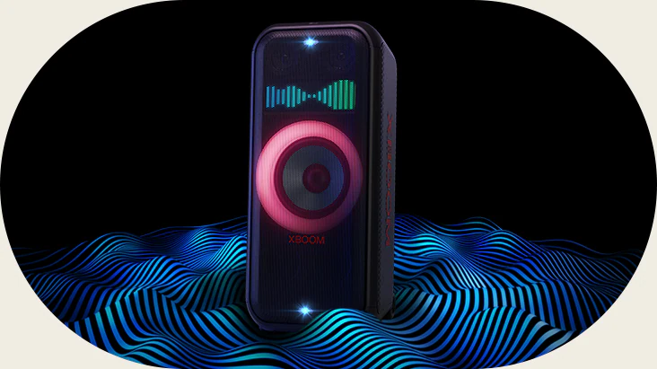 LG XBOOM XL7T стоит в бесконечном пространстве. Включена красная подсветка сабвуфера и двойные стробоскопы. Над динамиком отображается звуковой эквалайзер. От нижней части динамика исходят звуковые волны, подчёркивающие глубокий бас.