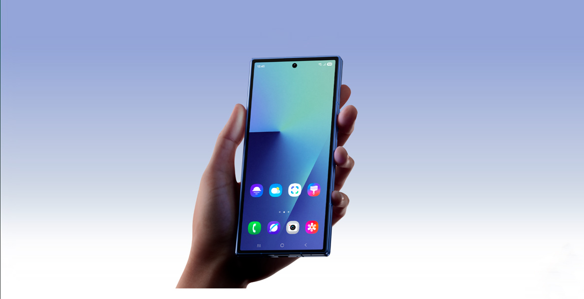 Samsung Galaxy Z Fold7 16/1024 GB &mdash; внешний дисплей в руке