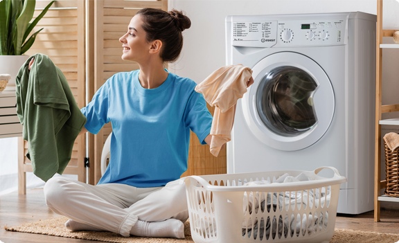 Indesit EcoTime IWUB 4105 вид спереди с открытым барабаном в интерьере прачечной
