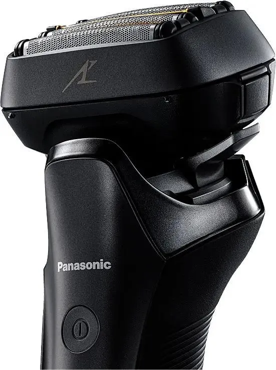 Panasonic ES-LS6A-K820 с защитным колпачком &mdash; форма рукоятки и кнопка питания