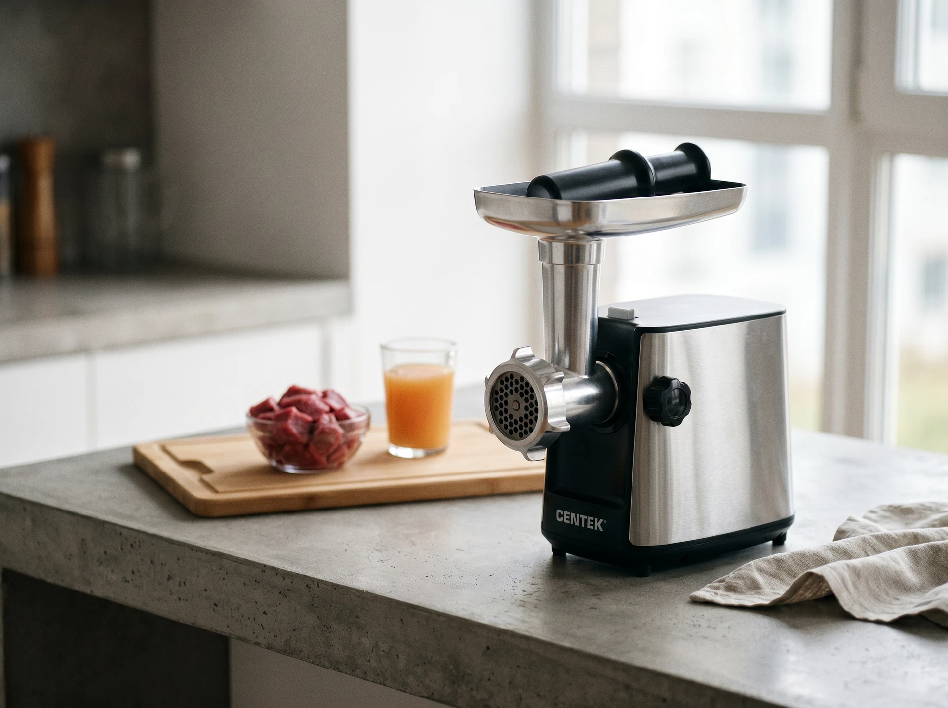 Centek CT-1617 Juice мясорубка с соковыжималкой на кухонной столешнице