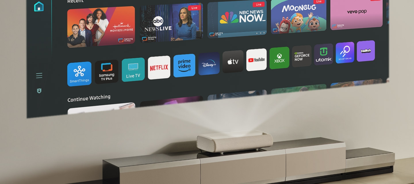 На экране, проецируемом The Premiere, отображаются приложения и развлечения на Samsung Tizen OS.