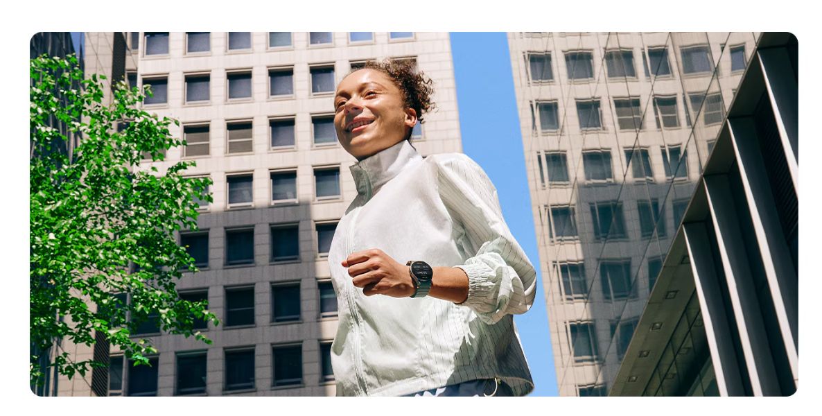 Samsung Galaxy Watch7 44 мм на запястье в городской среде &mdash; повседневное ношение