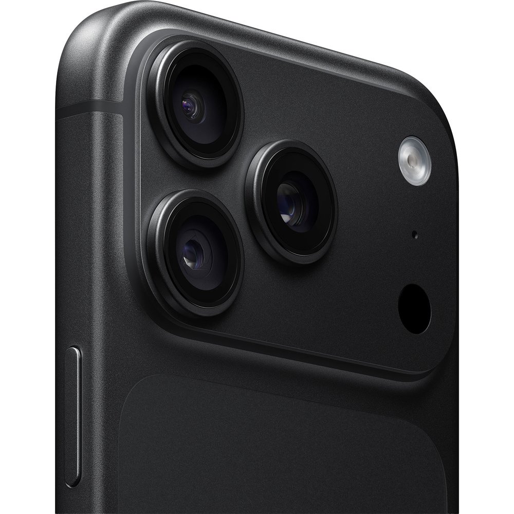 Apple iPhone 18 Pro тройная камера крупным планом — три объектива и светодиодная вспышка