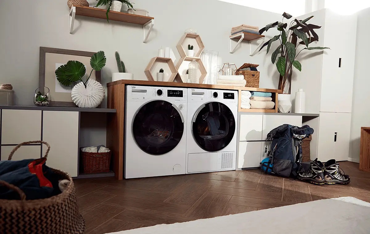 Beko WSRE6H612ZAWI и сушильная машина в паре — современный интерьер прачечной