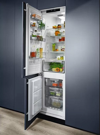 Electrolux ENS6TE19S встраиваемый холодильник в интерьере кухни вид на полки и морозилку снизу