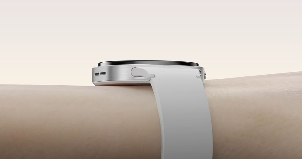Samsung Galaxy Watch8 LTE 40 мм серебристый на запястье — демонстрация ношения, белый ремешок