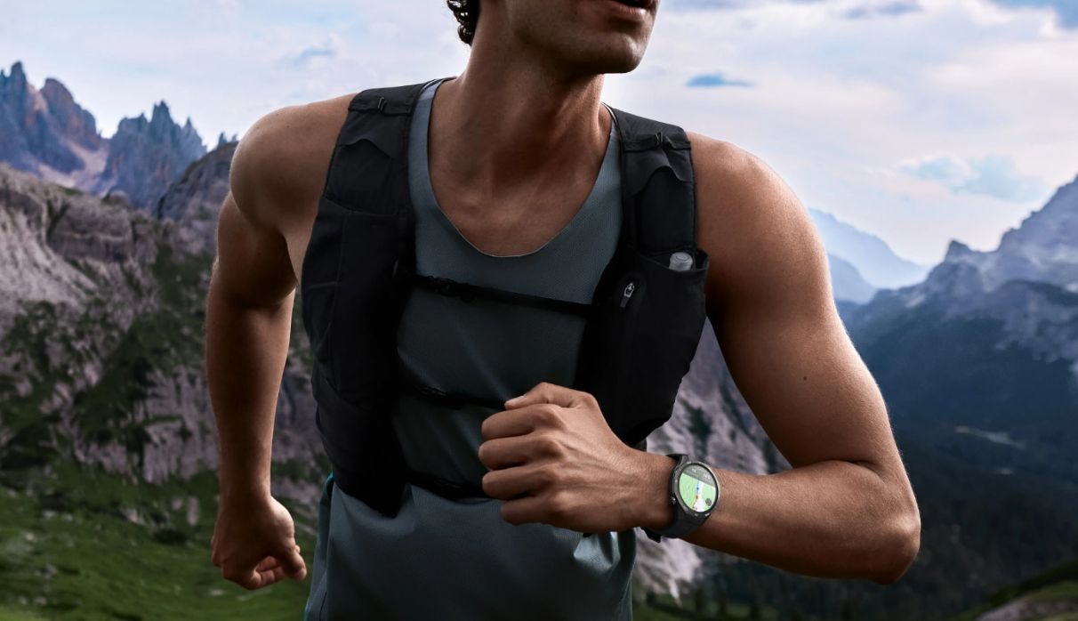 Человек бежит в горах с рюкзаком, на запястье — HUAWEI WATCH GT 5 Pro