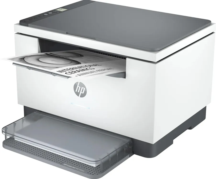 HP LaserJet M236dw вид под углом с открытыми лотками подачи и вывода бумаги