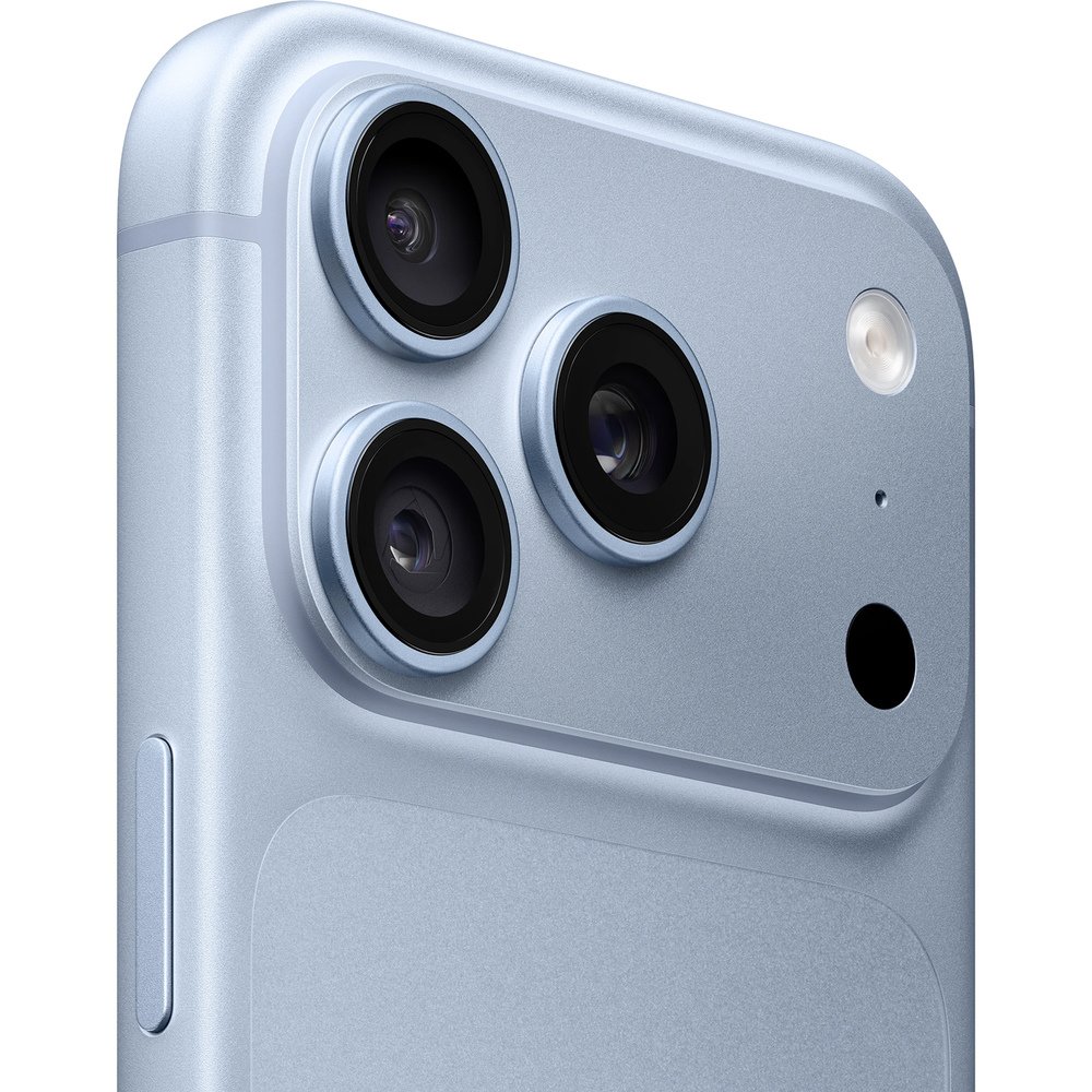Apple iPhone 18 Pro &mdash; крупный план тройной камеры 48+48+48 Мп с кольцами объективов и вспышкой