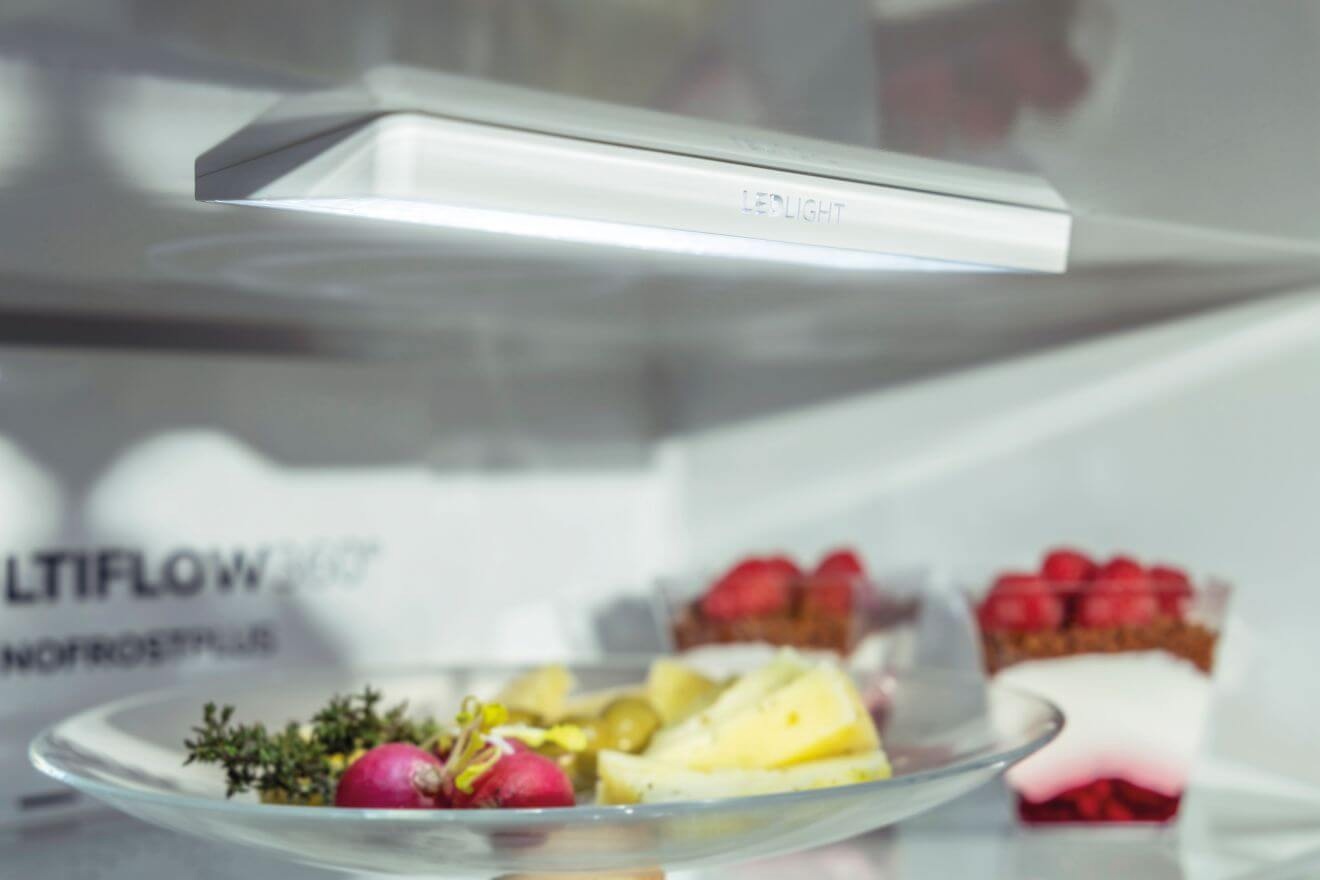 Gorenje RF212FPW4 светодиодное освещение в холодильной камере продукты на полке