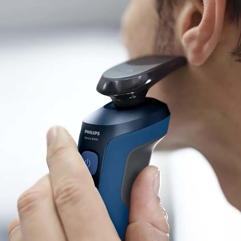 Philips S5466/17 в руке при бритье &mdash; эргономика рукояти и нескользящая вставка серии 5000