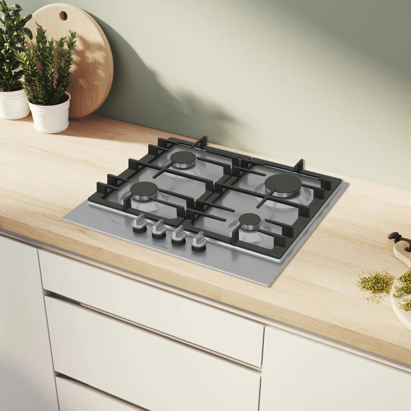Bosch PCP6A5I90M встраиваемая газовая варочная панель из нержавеющей стали вид сверху на деревянной столешнице