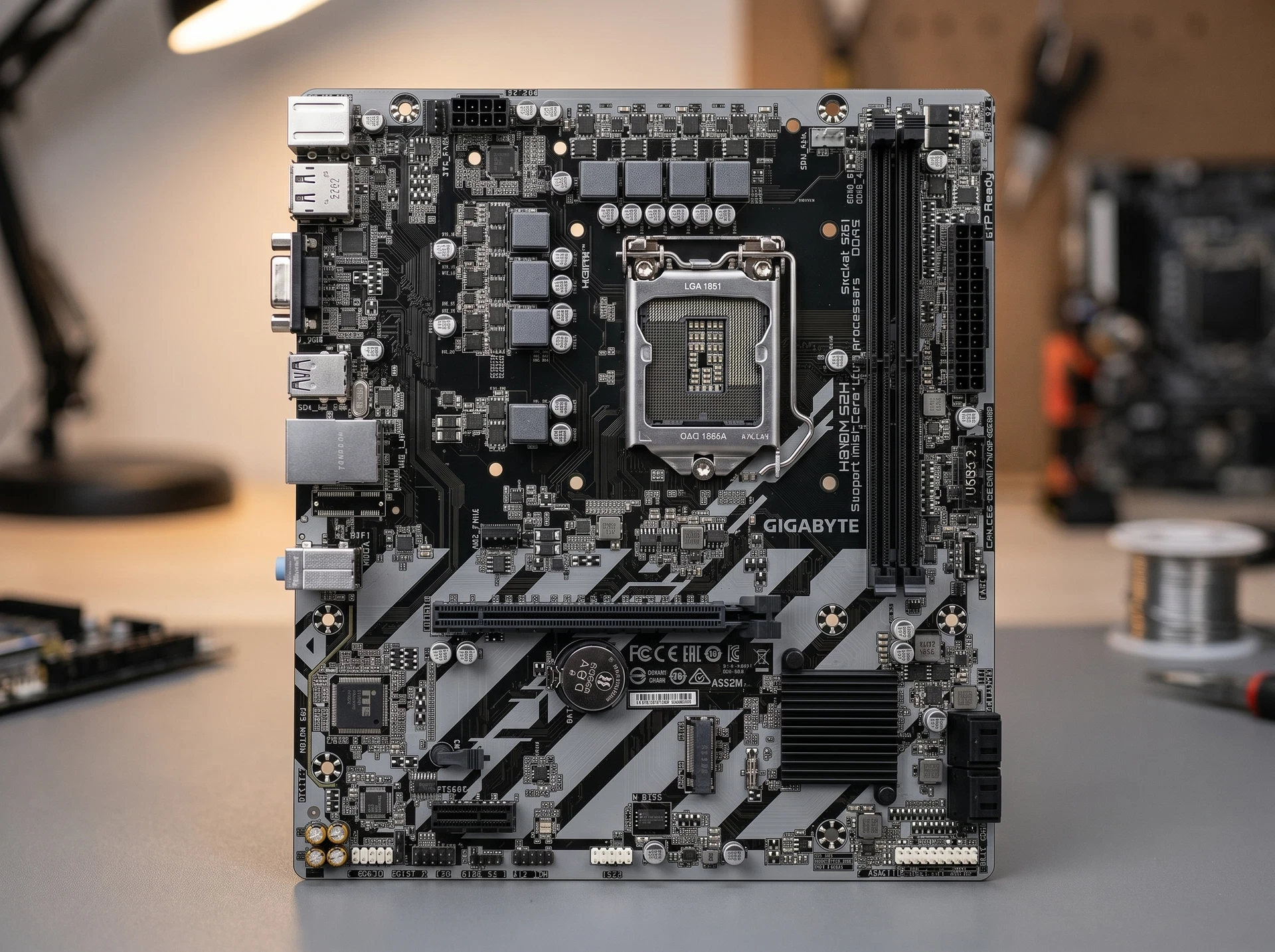 Материнская плата Gigabyte H810M S2H , Socket LGA 1851, Intel H810, mATX, RTL - фото в интерьере