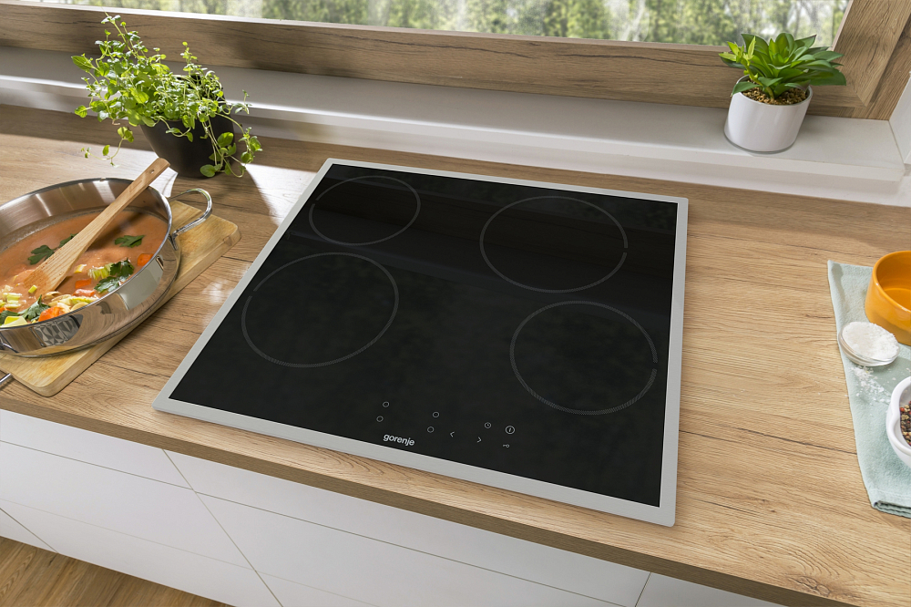 Gorenje ECT641BXE встраиваемая индукционная панель чёрная стеклокерамика вид сверху рамка нержавеющая сталь