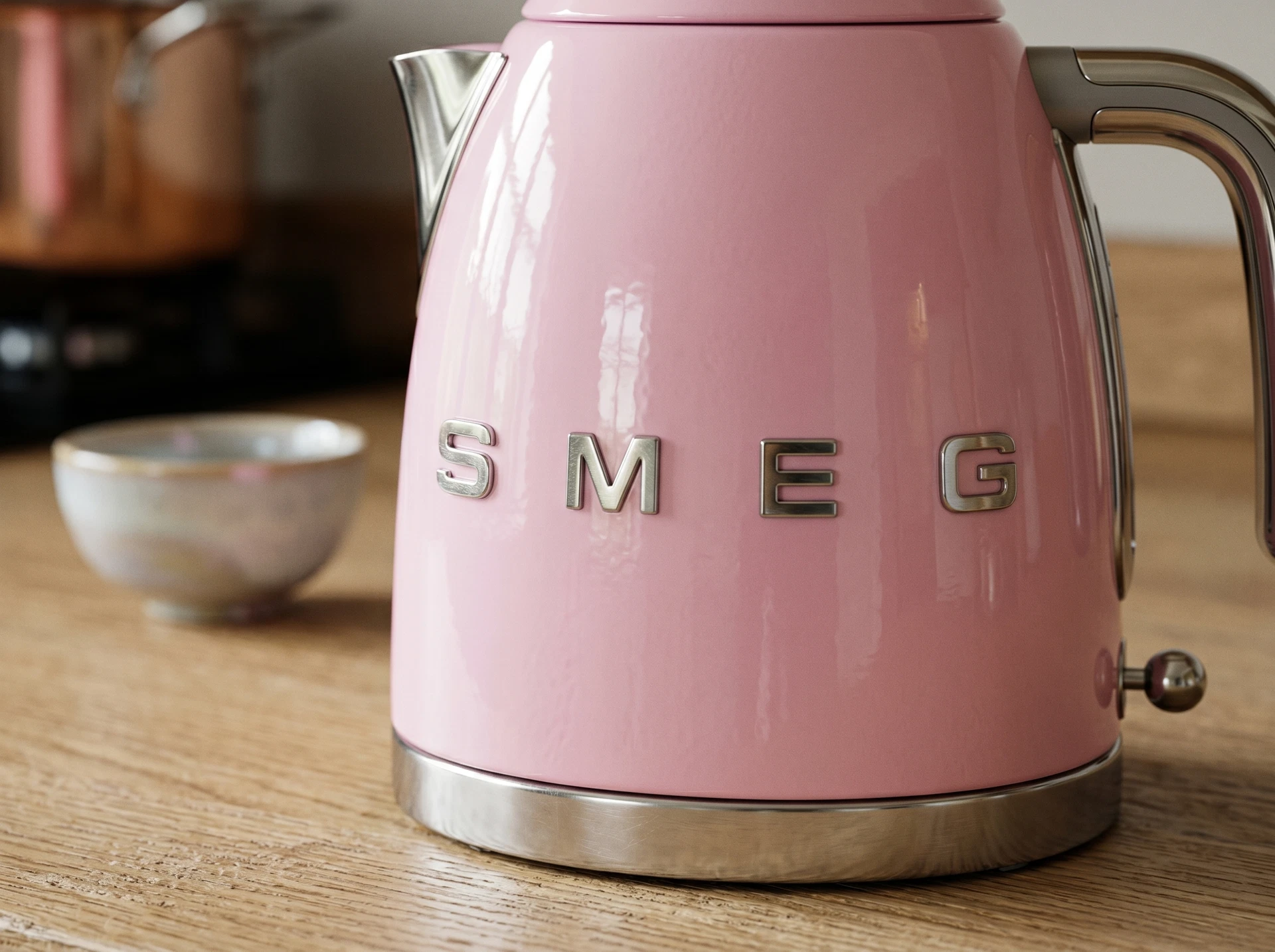 Smeg KLF03PKEU розовый ретро-дизайн 50s на кухонной столешнице
